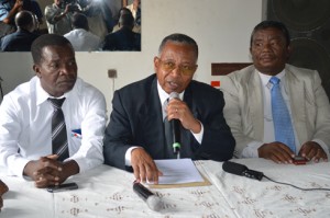 Le comité de soutien au Dr Jules Etienne devant la presse hier à Antanimena.