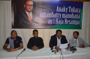  Les « Zanak’i Toliara » réclament la nomination de Haja Resampa. (Photo : Kelly)