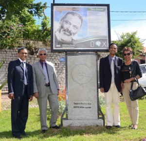 Elie Ramasindraibe Salomon et son épouse, avec Ratrema William et l’un de leurs collaborateurs, devant le stèle de Dox à Andohalo.