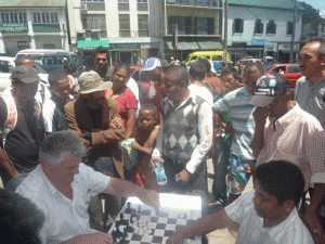 Le MI Damir jouant au jeu d’échecs dans la rue.