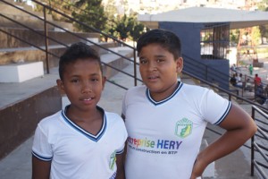 Les frères jumeaux Rasoamaromaka avec le buteur Mika (à gauche) et Faniry.