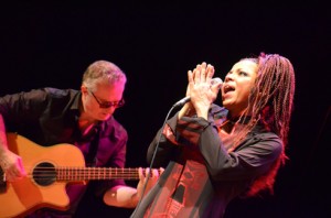 Mina Agossi, avec ici son guitariste Eric Jacot, a enchanté le public. (Photo : Kelly)