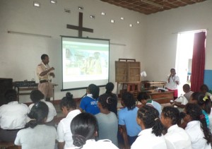 Les jeunes scouts ont suivi avec intérêt, les explications sur les activités d’Ambatovy.