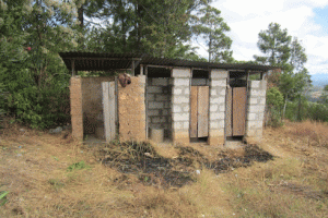 L’usage de latrines entre dans le cadre de la lutte contre la défécation à l’air libre.
