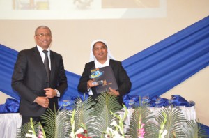 Sœur Claudine Aimée a reçu son trophée des mains du Directeur Général de l’OMAPI.