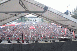 Une vue de l’immense foule qui a envahi l’Avenue de la gare.