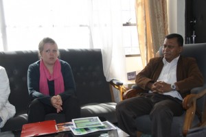 Paula Tsialonina, Coprésidente du GT-CC, et Germain Randriasandratana, Directeur du Changement Climatique du ministère de l’Envrionnement, lors du lancement du concours photos. 