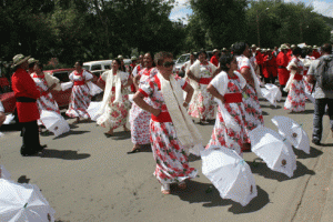 Le défilé avec des tenues traditionnelles de chaque région à Anosy. (Photo Yvon Ram)