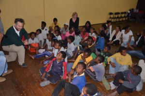 Les enfants prennent beaucoup de plaisir à s’initier au théâtre. (Photo : Kelly)