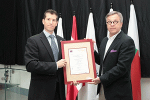 Mark Plamondon, président d’Ambatovy (à g.) et Dimitri Schaub, représentant d’AFNOR.