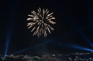 La beauté du spectacle offert par les feux d’artifice et leurs jeux de lumière. (Photo Kelly)