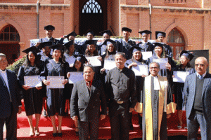 Les nouveaux diplômés de la promotion Ampinga avec leur parrain et les membres de l’administration de la SAMIS-ESIC.