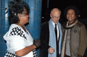 Le directeur général du CCAC, Denis Bisson en compagnie de Jeanne, conteuse et écrivaine pour en fants et Théo Rakotovao du groupe Mikéa. (photo Nary Ravonjy)