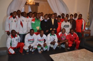 La grande famille des Makis de Madagascar avec le ministère de la Jeunesse et des Sports, Jean Anicet Andriamosarisoa et le Directeur du Sport Fédéral, Rosa Rakotozafy. (Photo Kelly).