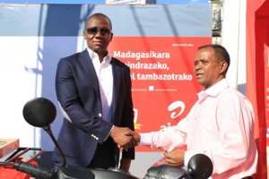 Le DG d’Airtel Madagascar Maixent Bekangba (à gauche) remettant le scooter au premier gagnant Randrianarison Jacques.