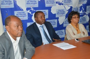 Les initiateurs de ce séminaire, lors de la conférence de presse hier à Antsakaviro. (Photo : Nary Ravonjy)