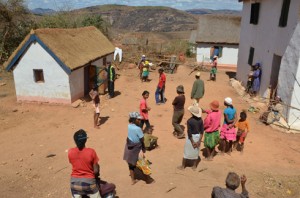 Les habitants du « Fokontany » d’Ankadivola ont déposé une plainte commune auprès de la Gendarmerie d’Andoharanofotsy. (Photo : Yvon Ram)