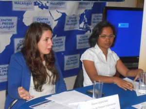 Manon Albagnac (à dr.) animatrice de l’Espace Volontariats, expliquant le déroulement de la manifestation.