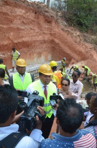 D’après Roland Ratsiraka, il convient de prioriser les travaux touchant le social de la population. (Photo : Kelly)