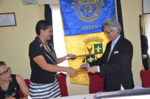 La présidente du Soroptimist International Club Mamy Rabenarivo et SEM. Ryuhei Hosoya, ambassadeur du Japon. (Photo Yvon Ram)