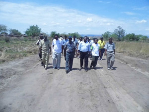 « Rajaobelison Denis, coordonnateur du programme MATOY (3e à partir de la droite) lors de l’inauguration de la piste avec les autorités locales ». (Photo Anastase) 