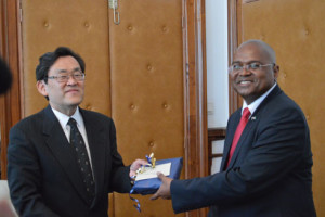 Poignée de mains entre l’ambassadeur de l’Union européenne, Antonio Sanchez-Benedito Gaspar, et le Premier ministre Jean Ravelonarivo. 