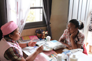 Faramalala, 24 ans, en pleine consultation prénatale à Anosizato Ouest. (Photo UNFPA)