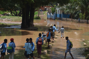 Ces élèves du CEG Antanimbarinandriana doivent sautiller sur ces blocs de gravats pour aller au collège, à chaque forte pluie, et ce, depuis des années. Photo Kelly 