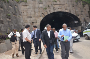 Le ministre Roland Ratsiraka avec les experts, au tunnel d’Ambanidia, hier.