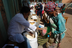 Distribution de nourritures aux personnes hébergées au Centre Social Betania Ankasina.