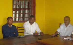 Les émissaires du ministère de l’Industrie lors de la rencontre avec les représentants des employés de la SIRAMA Brickaville.
