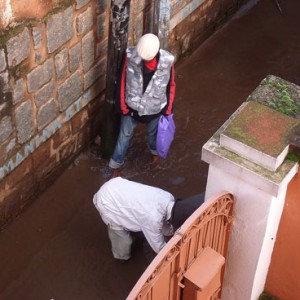 A cause de la pluie, l’eau monte jusqu’aux genoux à Andravoahangy.