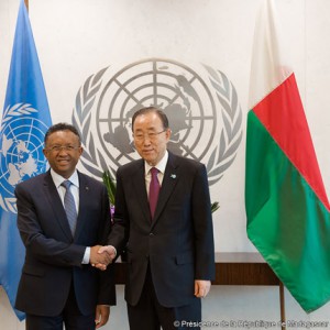 Poignée de mains entre le président Hery Rajaonarimampianina et le SG des Nations Unies Ban Ki Moon.