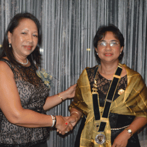 De g. à d., la présidente sortante, Hary Rabetokotany, et la nouvelle présidente du Soroptimist International Club Antananarivo Mandrosoa, Misalalao Ramahandrisoa.