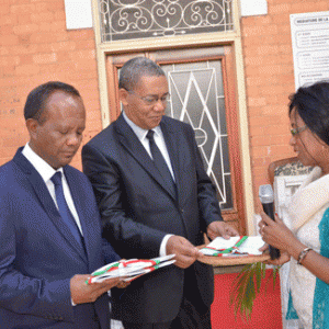 Remise du rapport d’activités 2O14 de la Médiature au ministre d’Etat et au président de la CENI. (Photo Yvon RAM)