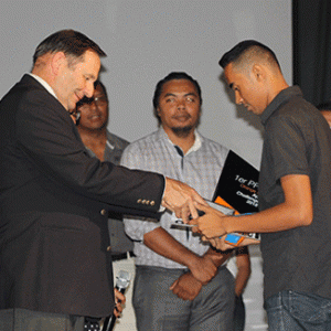 Michel Barré, le DG d’Orange Madagascar a remis le prix au gagnant de ce concours.  