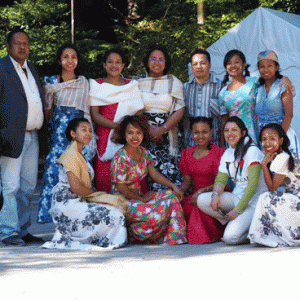 Quelques étudiants malgaches au Japon en tenue traditionnelle.