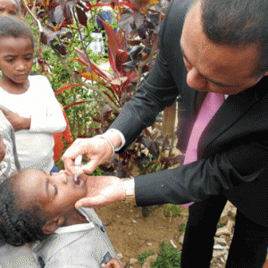 Cet enfant, habitant à Anosibe Ifody, à 30km de Moramanga, figure parmi ceux habitant dans les zones difficiles d'accès, mais il reçoit, lui aussi, sa dose de vaccin. 