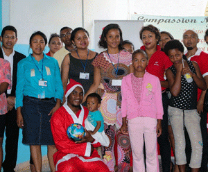 Le DG d’Airtel Madagascar Maixent Bekangba (à l’extrême gauche) avec les familles des enfants bénéficiaires des jouets. 