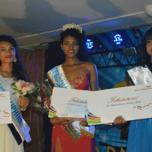 Miss Madagascar 2016 entourée de ses dauphines. 