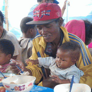 Mères et enfants de Manarintsoa ont eu droit à un repas nutritif et équilibré.