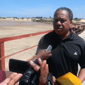 Le ministre des Travaux Publics Roland Ratsiraka sur le pont de Fierena.