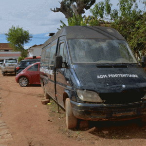 L’un des véhicules de l’administration pénitentiaire malgache, sur cales à Antanimora. 