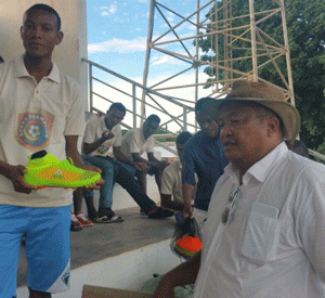 Le Président de Boeny Formation, Hery Rasoamaromaka, remettant une paire de godasses Nike à un de ses joueurs. 