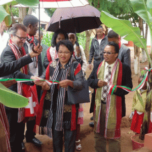 Le député de Madagascar élu à Arivonimamo coupant le ruban lors de l’inauguration de l’EPP à Antanety.