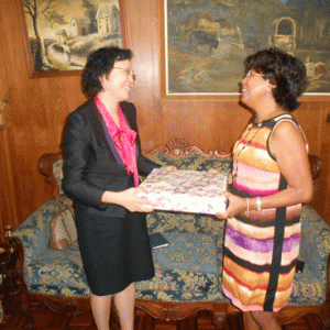 SEMme Yang Xiaorong, Ambassadeur de Chine à Madagascar (à gauche) remettant un cadeau à la DG de Midi Madagasikara, Juliana Andriambelo (à droite).