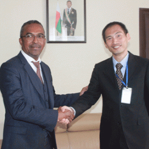 Lors de la rencontre entre le ministre Narson Rafidimanana et le Représentant de la JICA, Akira Nishimoto. 