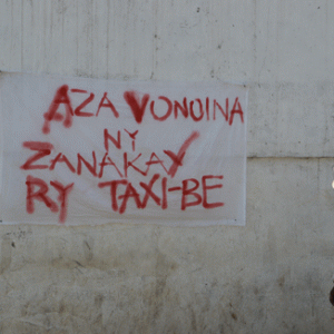 Une banderole écrite en lettres de sang qui signifie : « Taxi-be, ne tuez pas nos enfants ».