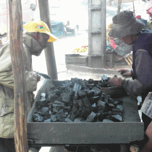 La flambée du prix du charbon de bois affecte les ménages urbains. 