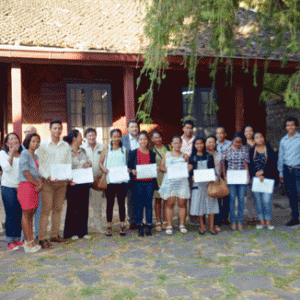 Les journalistes formés avec leur certificat à la main en présence des formateurs « vazaha ». 